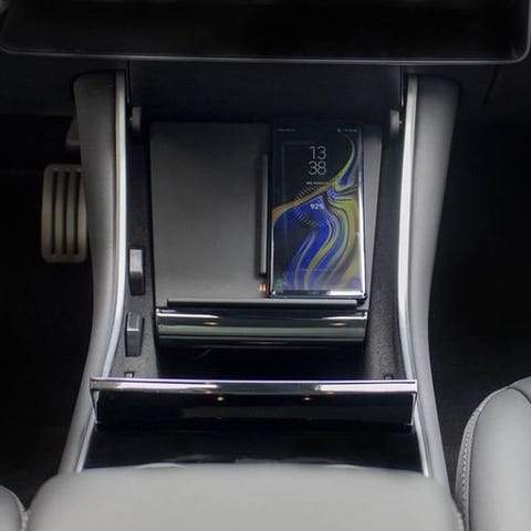 Wireless Phone Charger für Tesla 3 | e-car-shop.com