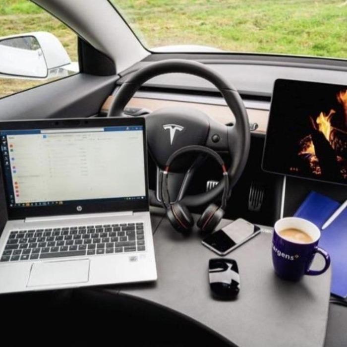 Büro & Wohnzimmer im Auto - Tesla Model 3 - mit TesmeX Falttisch 